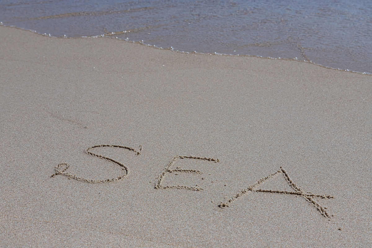 海边的碑文海边的水和上升的海浪,海边的海滩度假海边的海