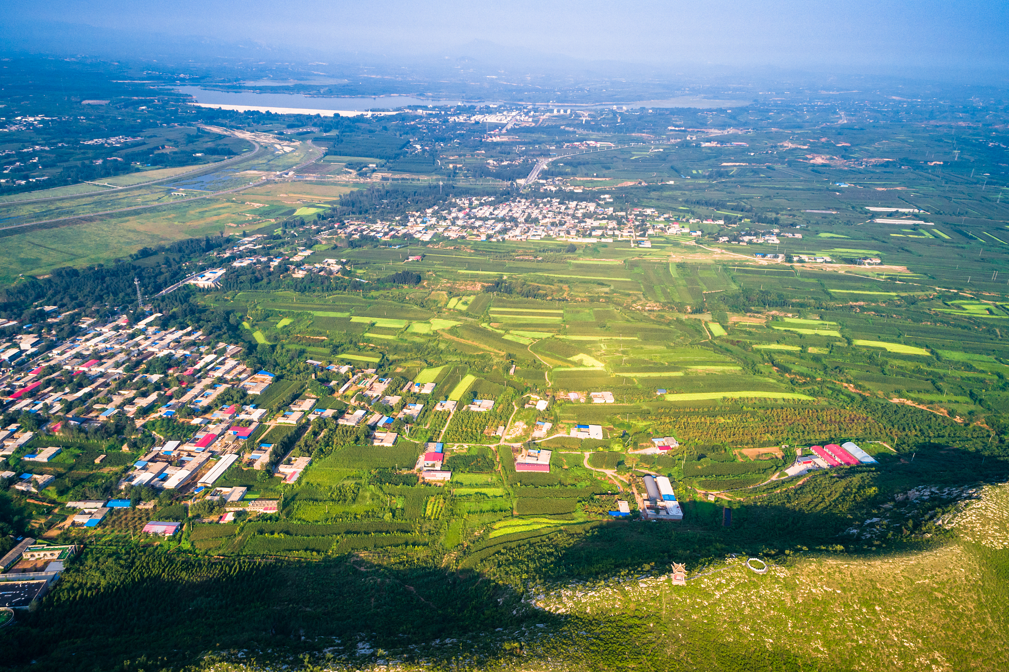 乡村美景：田野、山丘、小溪，我的快乐家乡