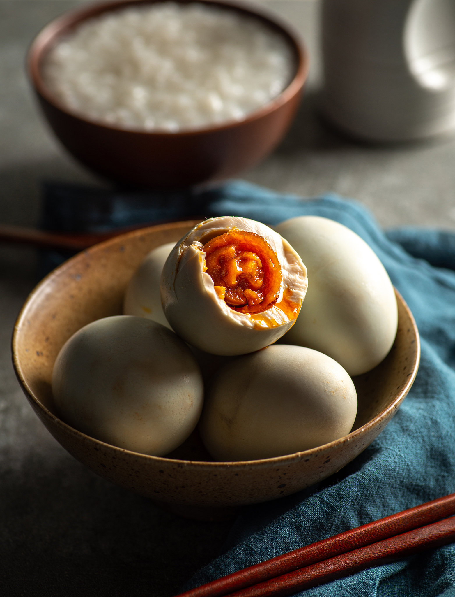 请帮我写1篇650字博客文章主题是：如何腌制咸鸭蛋
