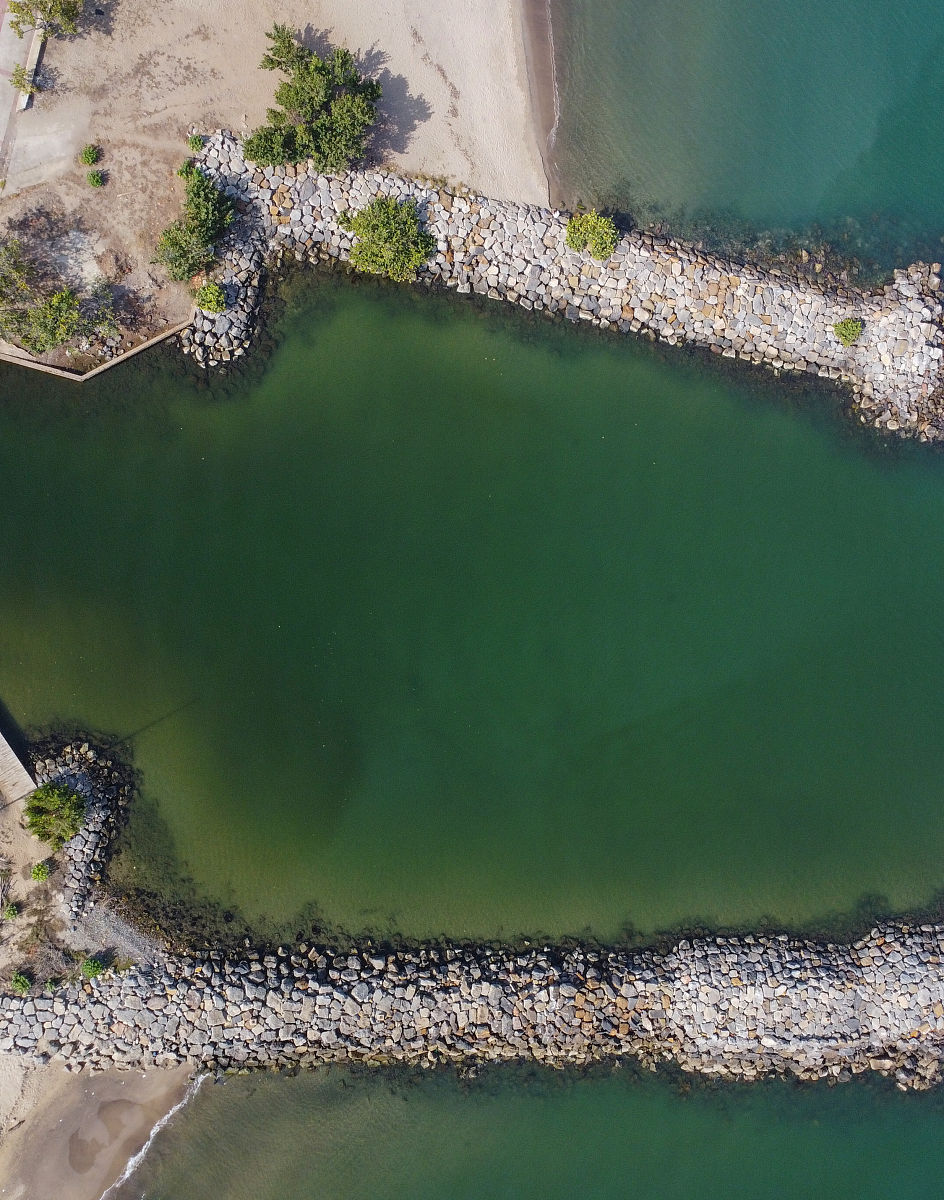 请帮我编辑以下语句：通过阅读论文我发现消浪类型文章中多考虑以下参数反射系数、消浪率、波高沿程水位变化、增减水我通过编译的方式将openfoam每个测点测得的波高转化为上述参数其中越浪量的问题还没有解决因为openfoam无法测量流量等参数所以需要通过对该测点测得的水位以及流速通过积分的方式得到流量目前还在思考中没有一个好的答案