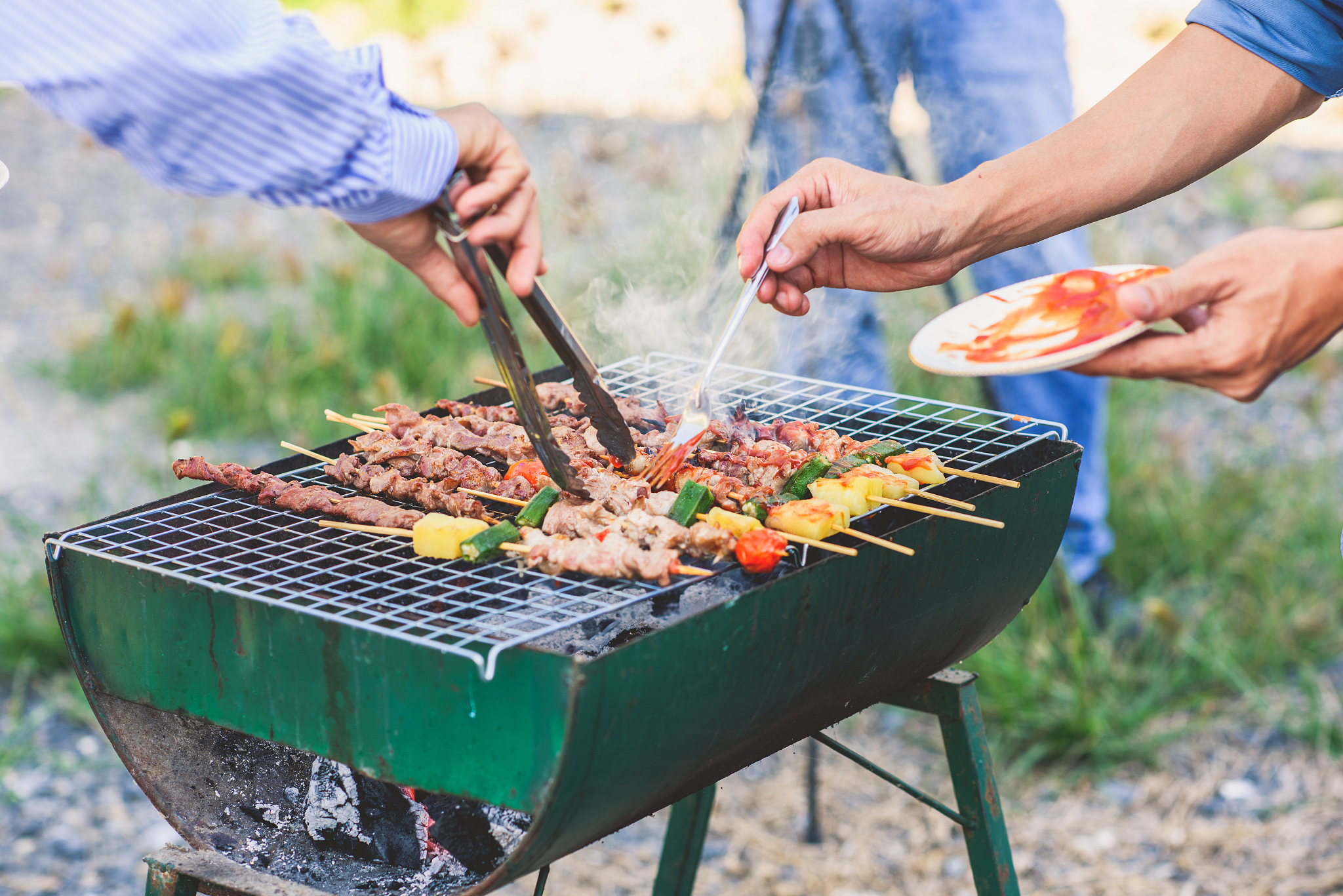 德州万平户外草坪烧烤营业点由德州东海天下酒店经营管理。坐拥万平优质草坪是您家庭聚会、朋友聚餐、公司团建等活动的理想场所。我们提供设备齐全的户外烧烤区包括烤架、烤盘、炭火、调料等一应俱全。您可以自带食材或在现场选购新鲜肉类和海鲜。此外我们还提供饮料、啤酒等饮品让您尽享美食和美酒的双重快感。如果您不想亲自动手我们还提供专业厨师为您服务为您烹制各式美食让您尽情享受烧烤的美味。我们的营业时间为每天早上9点
