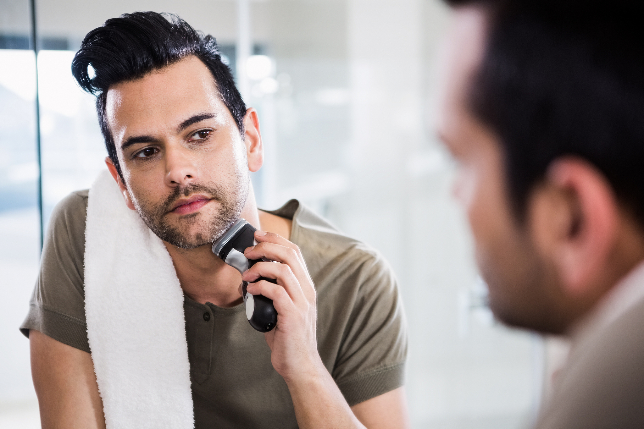 青年男性为何使用剃须刀