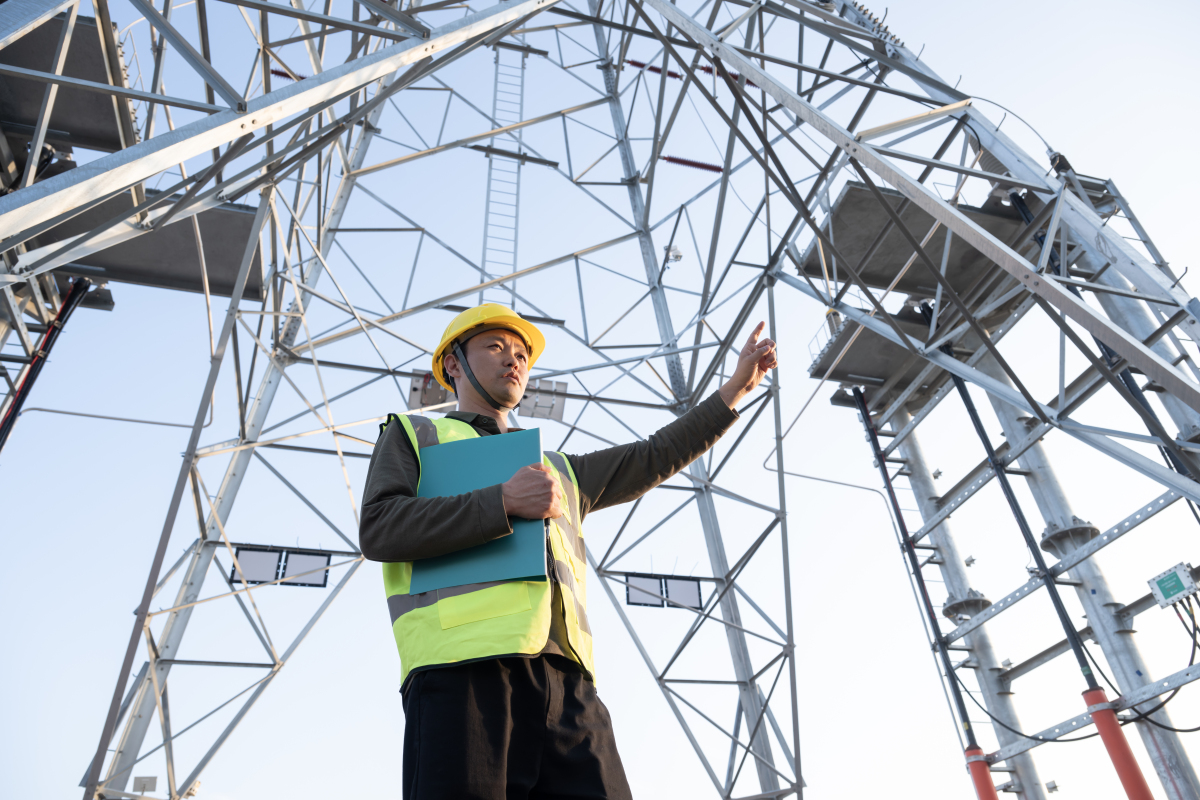 农村冬季电力线路维护面临的挑战：人力资源短缺和技术水平不足