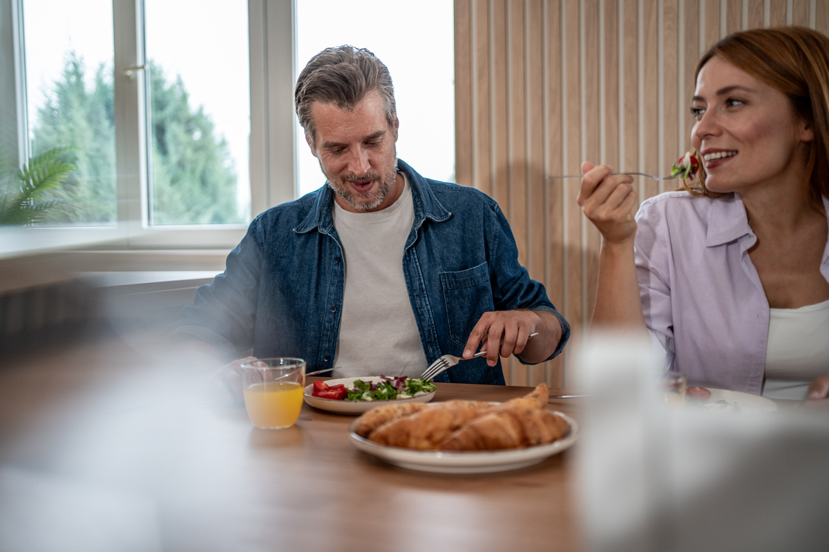 男人爱吃的原因：从生理到社交的解读