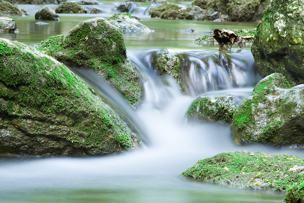壮丽山景风景画：感受自然宁静与壮阔