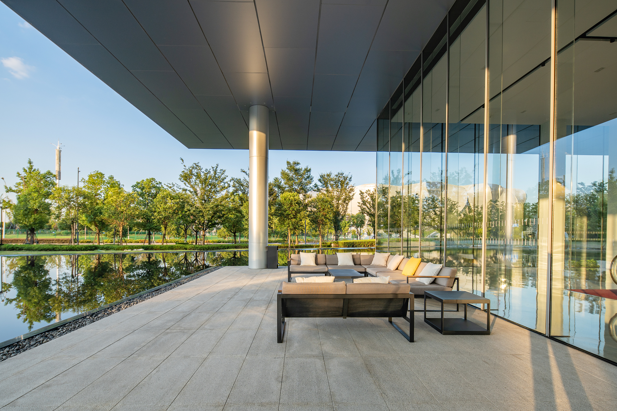 改写下面文字来降低论文查重率：项目要求设计一个具有空间创造性的共享办公空间在一个三层的空间里规划出三个室外露台瑜伽馆单车室浴室和图书馆等休闲娱乐空间此外还设置了各种形式的办公区包括开放式专用工作空间各种尺寸的私人办公室静音室和一系列正式的非正式的会客厅满足不同的商业和功能性需求。