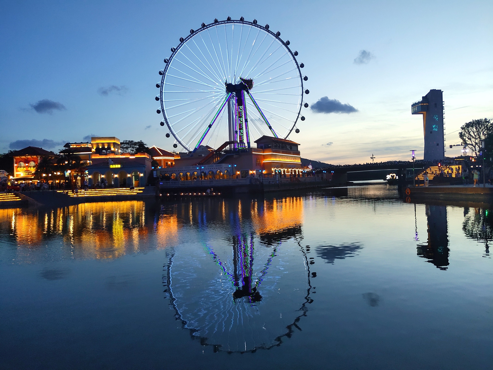 赛博朋克为主异能与魔法为辅的卡牌世界里会用卡牌的人被称为卡师。主角男扮女装直播捣毁犯罪窝点后被同为卡师的榜一大哥所欣赏他以为主角是漂亮的女孩并邀请他一起约会。请设计一系列有趣惊险浪漫刺激或者搞笑的剧情。重点是浪漫。