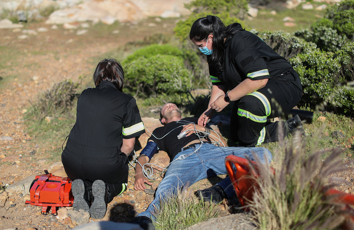 根据下面内容重新组织语言写文章n四川达州一女孩打车到墓地司机察觉不对后报警根据司机提供线索接警后当地民警第一时间赶到现场并找到了涉事女孩据了解女孩被发现时已经割腕轻生随后警察将女孩紧急送往医院救治值得庆幸的是在经过及时救治之后女孩目前已经没有生命危险。让人唏嘘的是女孩轻生的原因居然仅仅是在家和母亲因为作息时间问题发生矛盾。