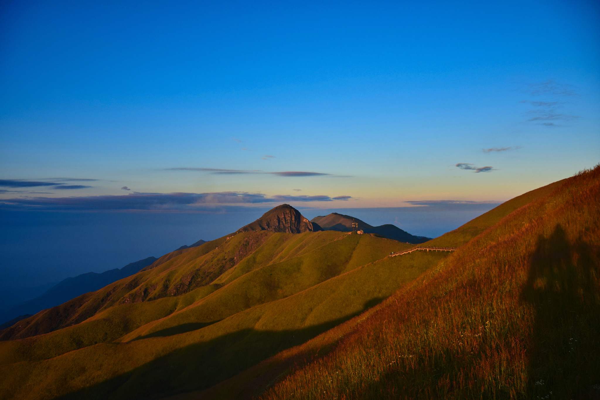 一个人去江西武功山是种什么样的体验 山脚的细雨 4小时上山伴随狂风暴雨 浑身湿透 登至山顶 打卡金顶 忽而一阵风 吹来了云海 高山草甸露出面容 夕阳宛如美人姗姗来迟 不虚此行 用泰文回答