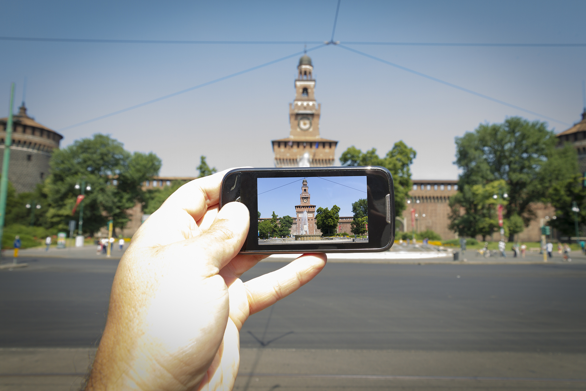 taking picture with smart phone in milan