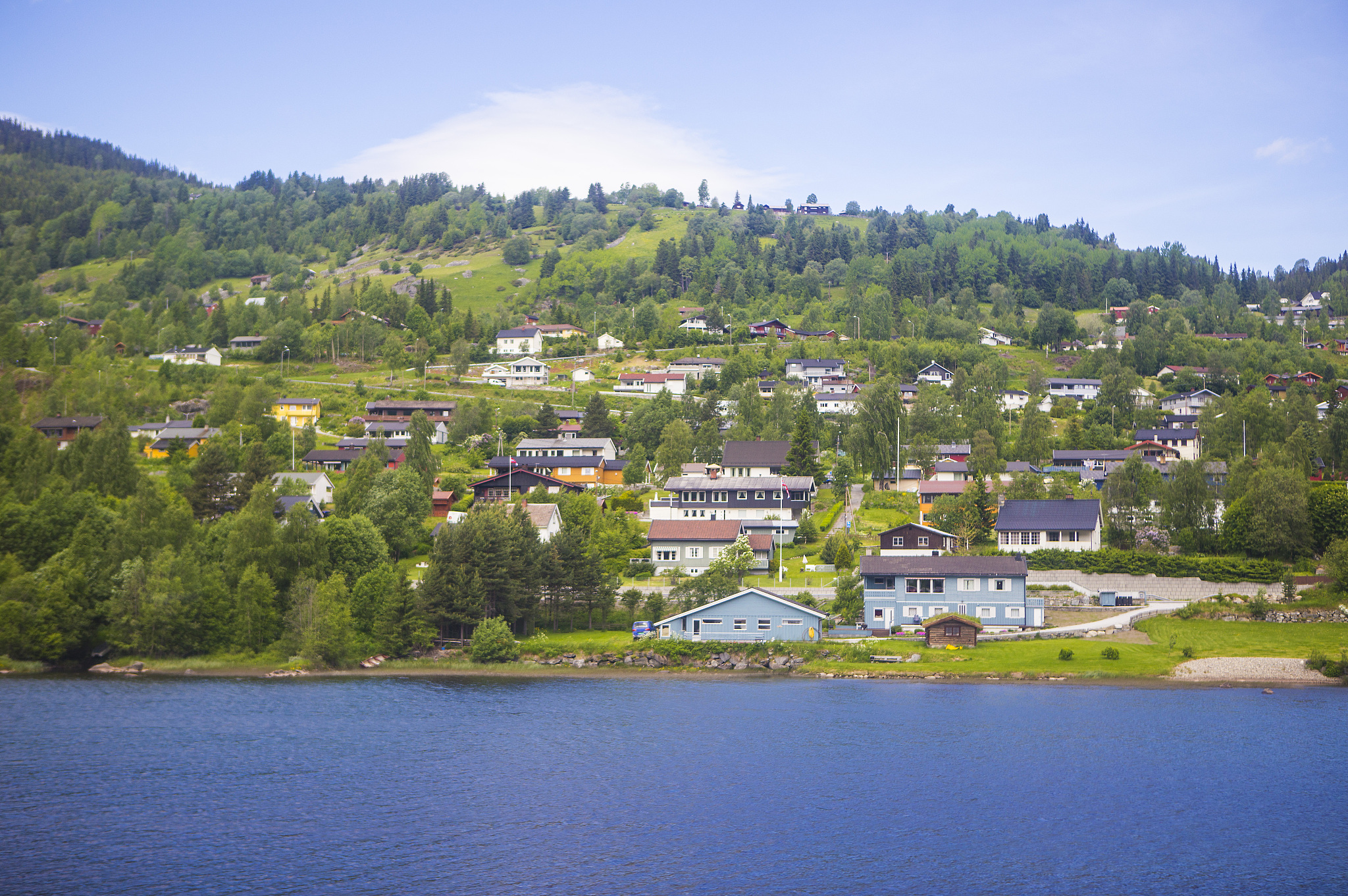 宁静村落，蓝天白云，青山碧水 - 远离尘嚣，享受自然之美