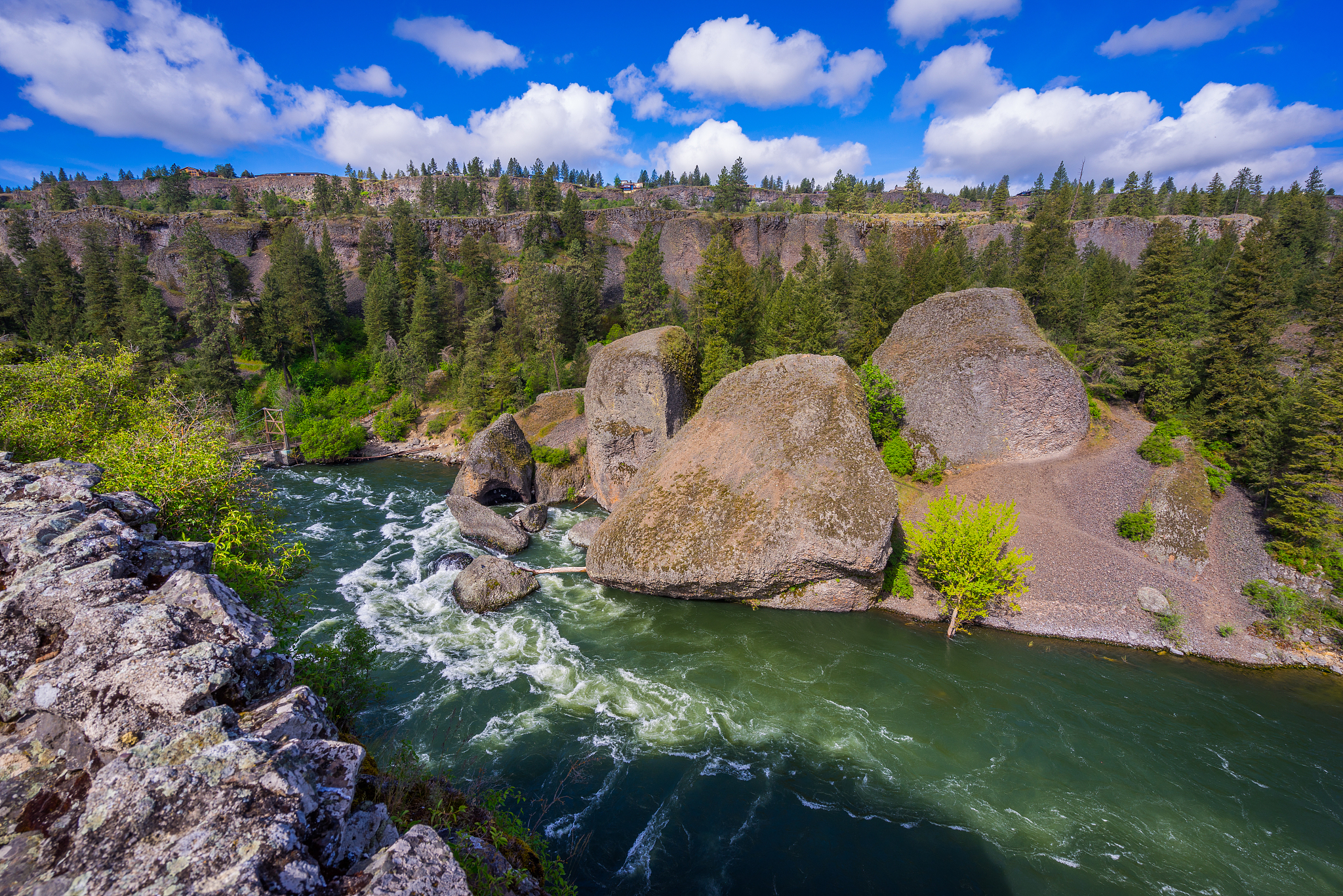 Next you follow the serpentine of the Ardèche river to Pont D’Arc where the water’s torrents etched an iconic natural stone arch in the limestone 中文翻译