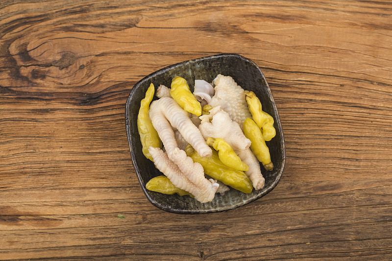 泡椒凤爪怎么做？超详细步骤教你做出酸辣爽脆的美味！