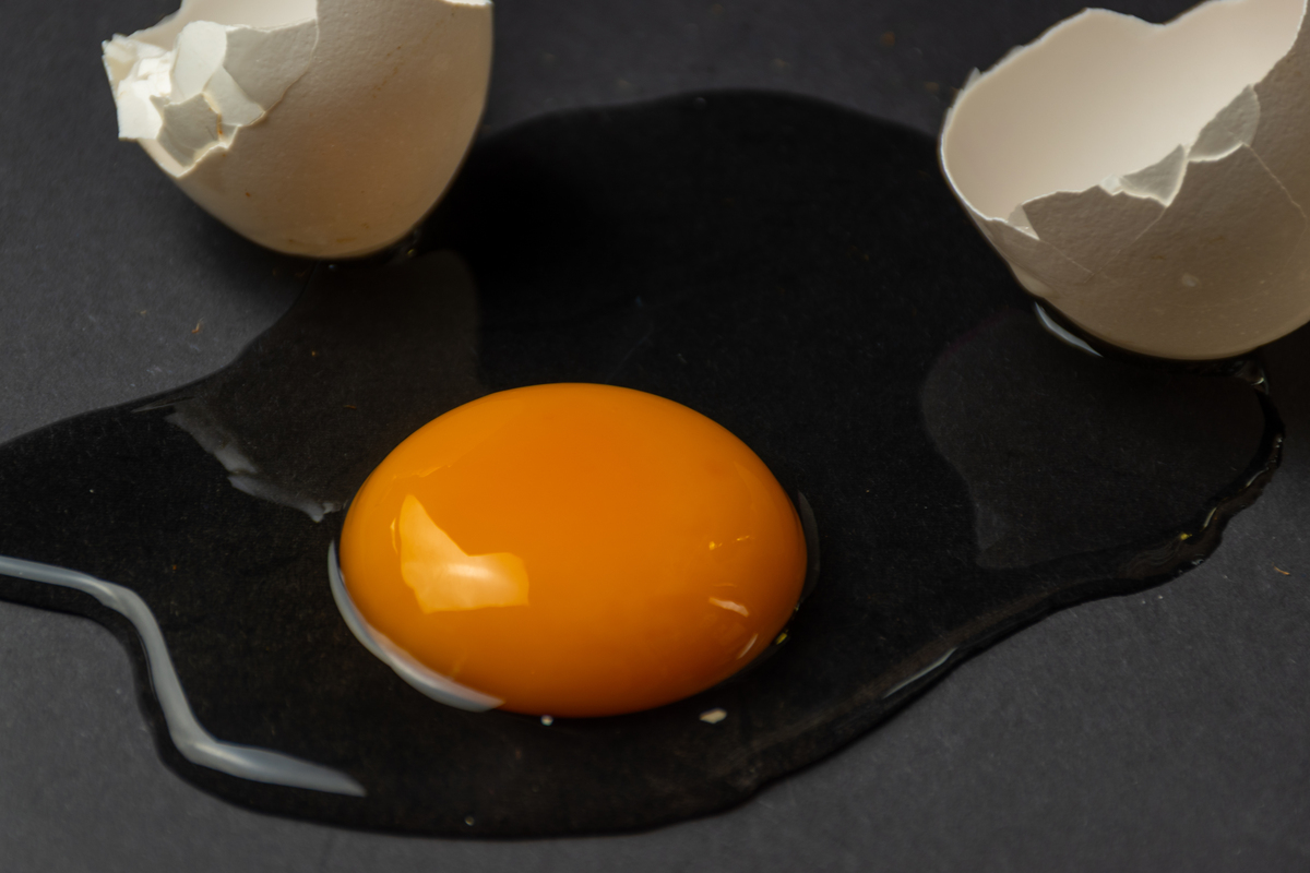 鸡蛋摇动感觉里面晃动是坏了吗