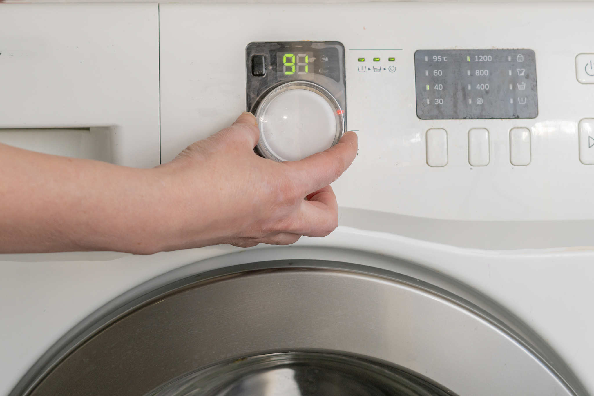 在正常情况下启动按钮按下或脱水完毕后当洗衣大循环未达到两次时开始注入水直至水位达到预设水平后停止注入等待2分后方可进入洗衣过程。在按下停止按钮后立即停止进水。换一种说法