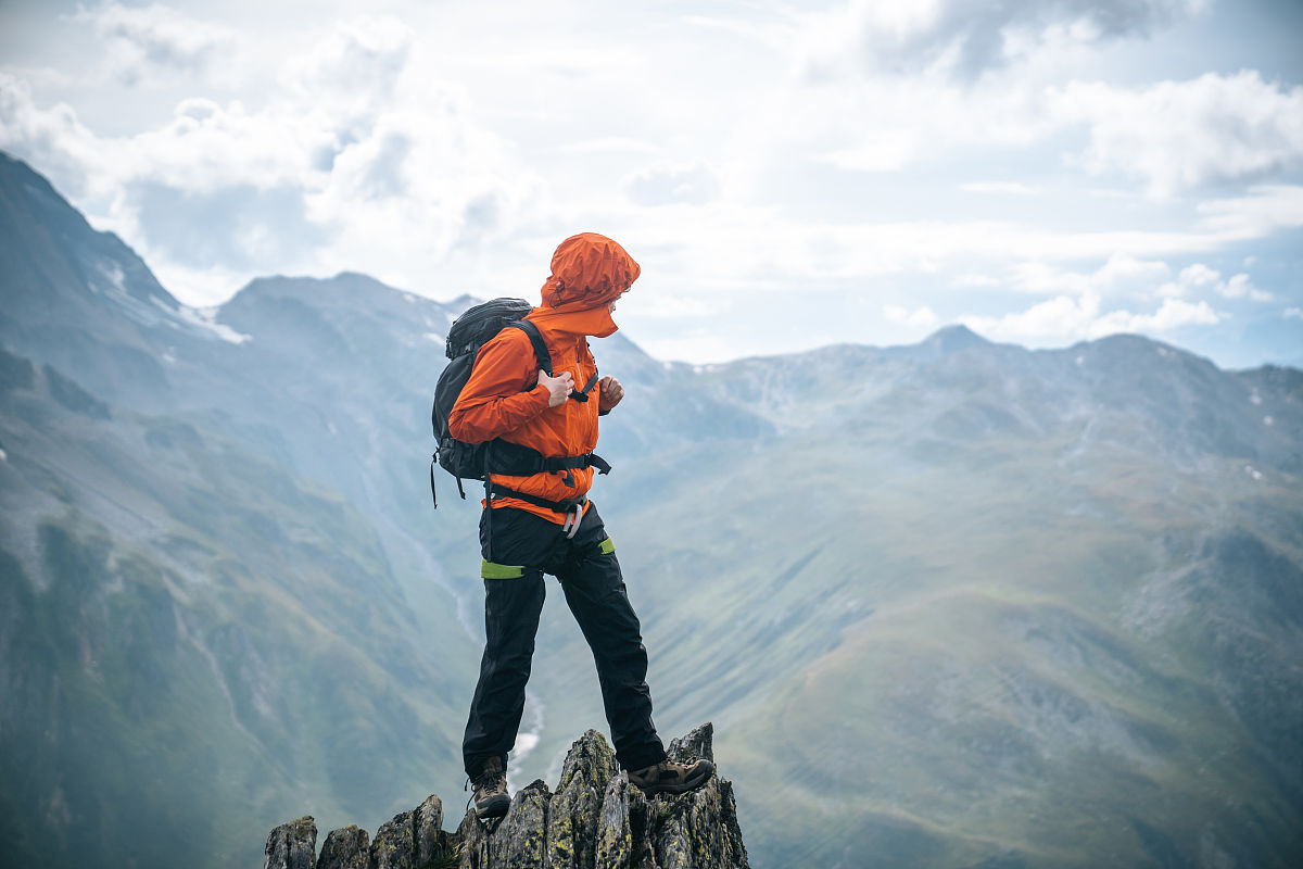 挑战高海拔：登山运动的适应与安全指南