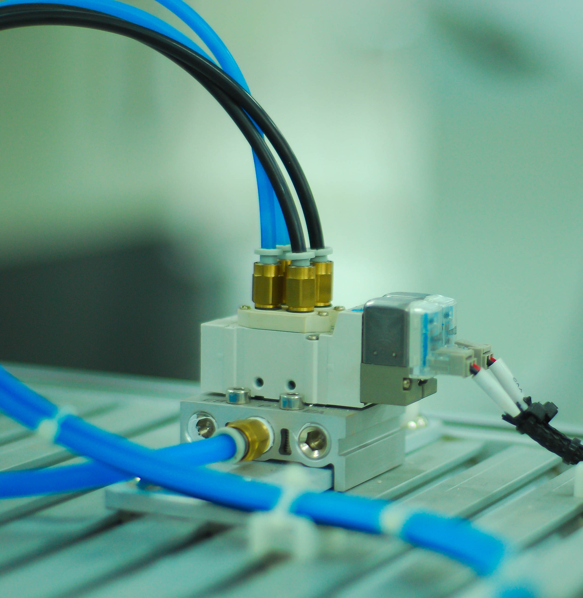 如何将下面这段话突出紧凑近室温工作的激光器需求更高：高功率的2 μm波段激光因其大气透过率高靠近水分子及CO2吸收带等优势已广泛应用于激光雷达1、材料加工2、大气环境检测3以及微创医疗手术4等领域。此外2 μm激光还可以作为光学参量振荡器OPOs可靠的泵浦源用于产生中远红外波段激光5 6。随着相关应用需求的提高在兼顾高功率的同时结构紧凑、近室温工作的2 μm激光器有利于实现上述应用的轻小化并提高实