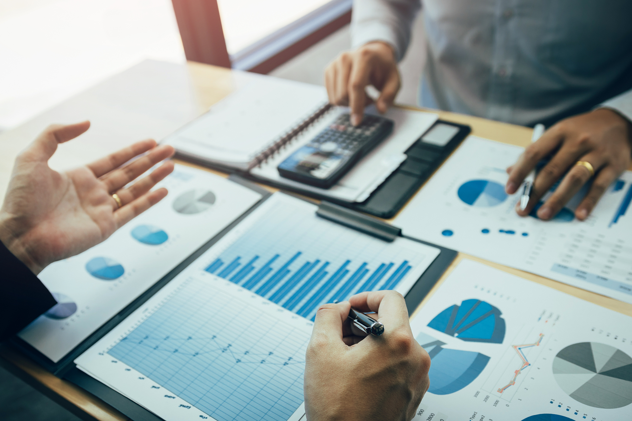 财务工作既复杂又繁琐要求我们严谨细致地完成每一个步骤这也对我们提出了更高的要求。我们意识到财务工作的重要性和责任因此我们要以更高的标准来要求自己。不断学习和进步提高自己的专业能力。学而不思则罔思而不学则殆。针对学习中遇到的问题和需要注意的关键及时在笔记本中记录下来