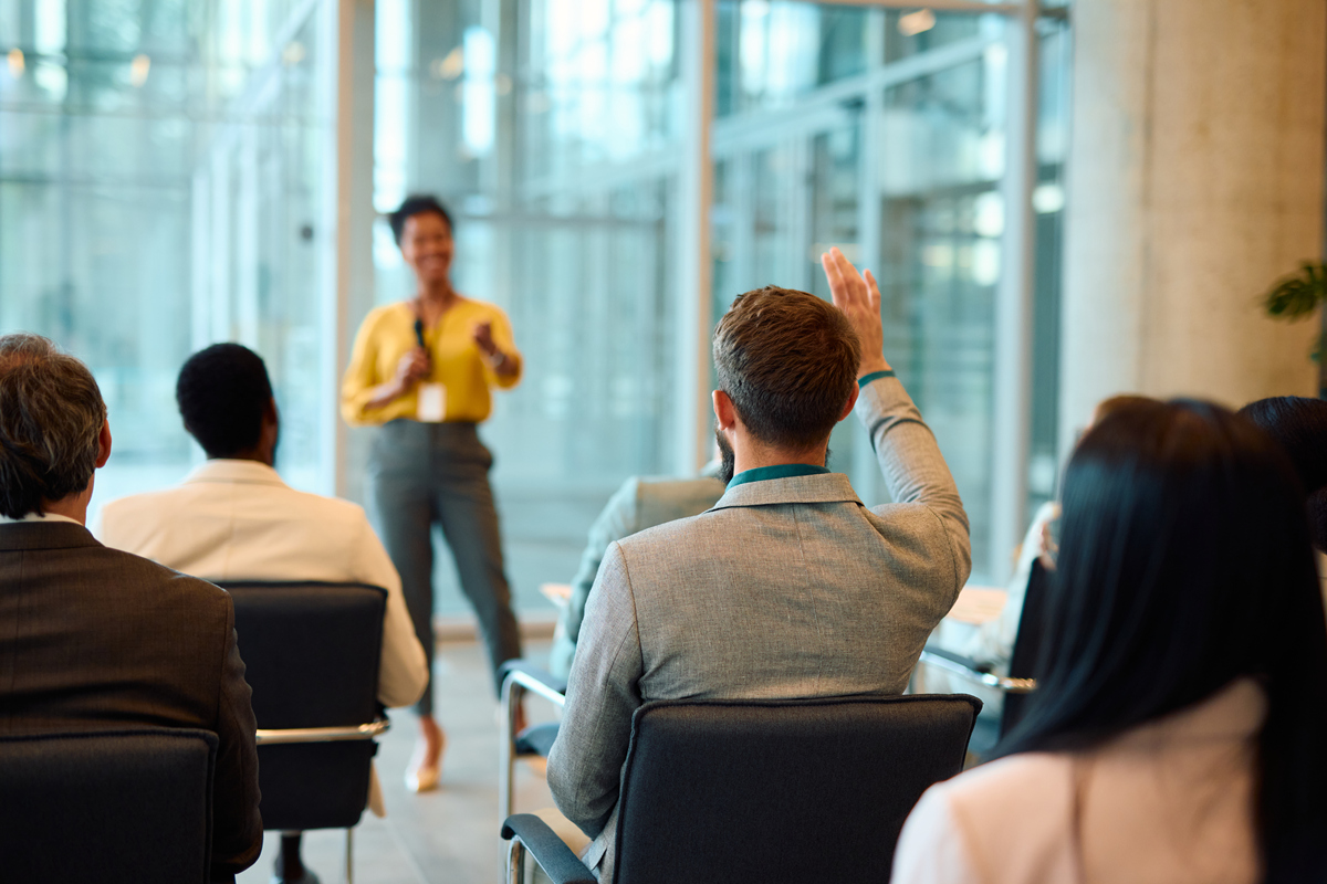 老板讲话难以理解？掌握这些沟通技巧，轻松应对职场挑战！