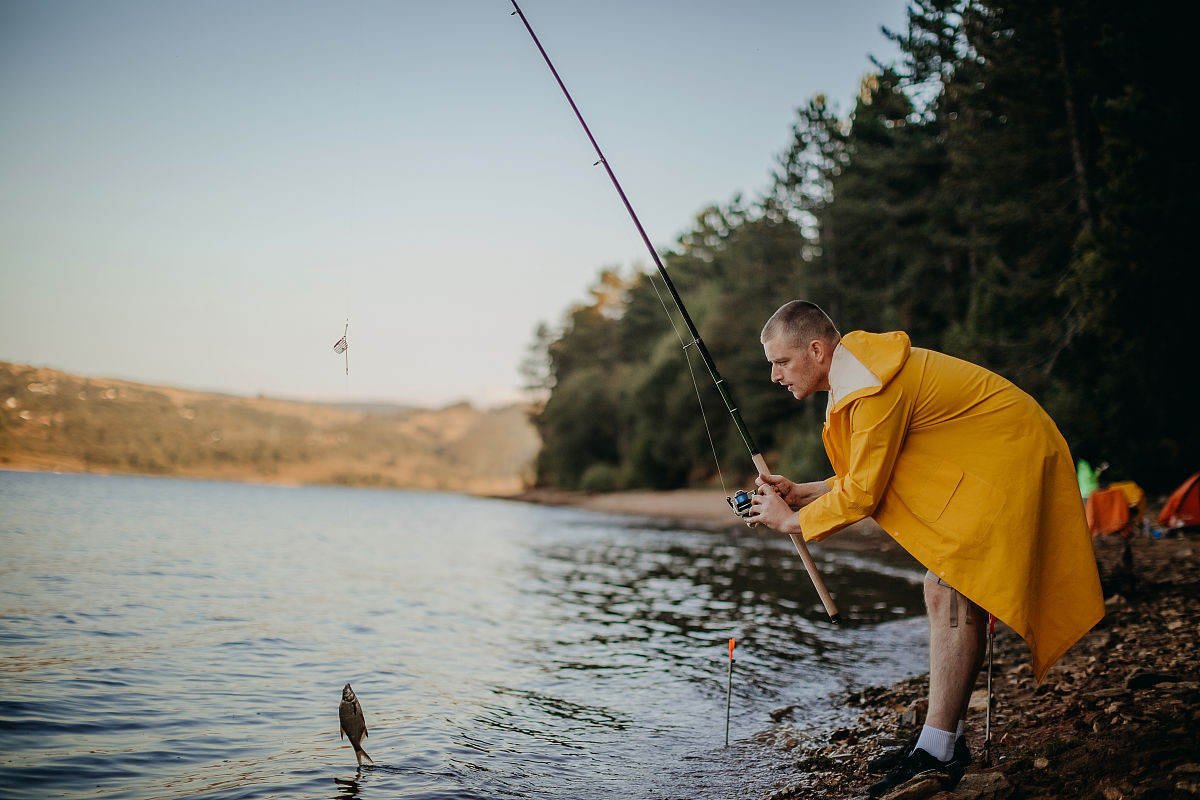 帮我写首摸鱼有关的诗