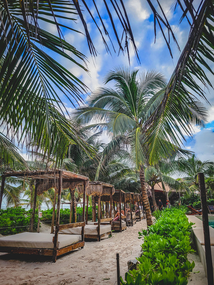 帮我降重句子意思不变丰富海口的人文环境1传统文化海南是一个多民族聚居的地方有着丰富的传统文化。其中黎族文化是海南最具代表性的一种。海南黎族有着独特的风俗习惯和民间传说如三月三和三月二十三等传统节日还有板脚舞、撇背舞等民间艺术形式。此外海南的椰风文化也是其特色之一以椰子为主题的文化创意产品在海南十分流行。 2游憩休闲海南拥有得天独厚的自然环境因此旅游业是其支柱产业之一。在海南人们可以享受到丰富多彩的