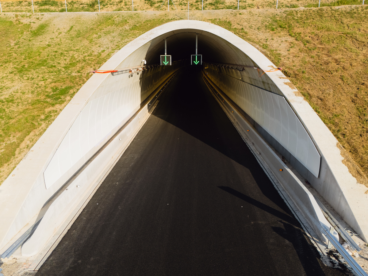 高铁时代，贴路行业前景广阔！