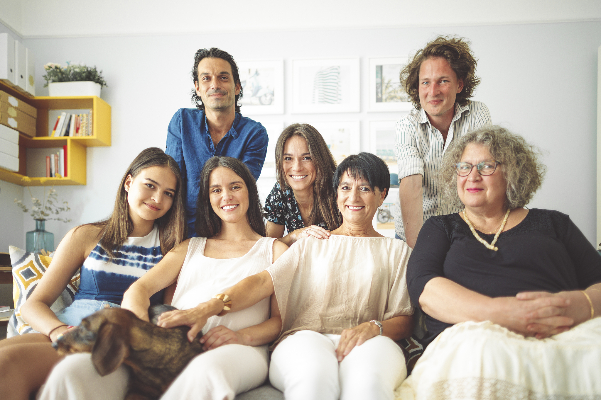 背景：你本科护理，跨专业考研复旦大学公共卫生，现在是复试现场的综合问答环节
题目：请以用一分钟英语介绍一下你的家庭（一家五口，爸爸妈妈外婆外公我，外公对你的影响很大，他快八十岁了还每天看书，告诉我学习的重要性）