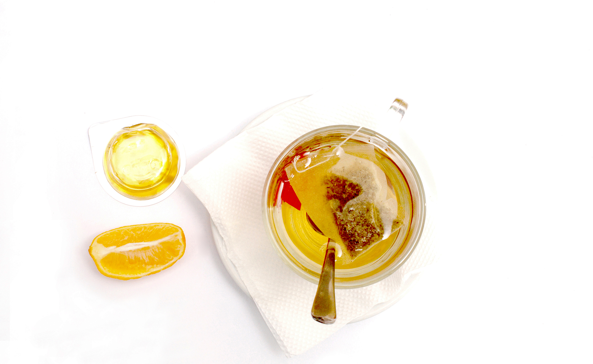 suo of tea, honey and lemon on white
