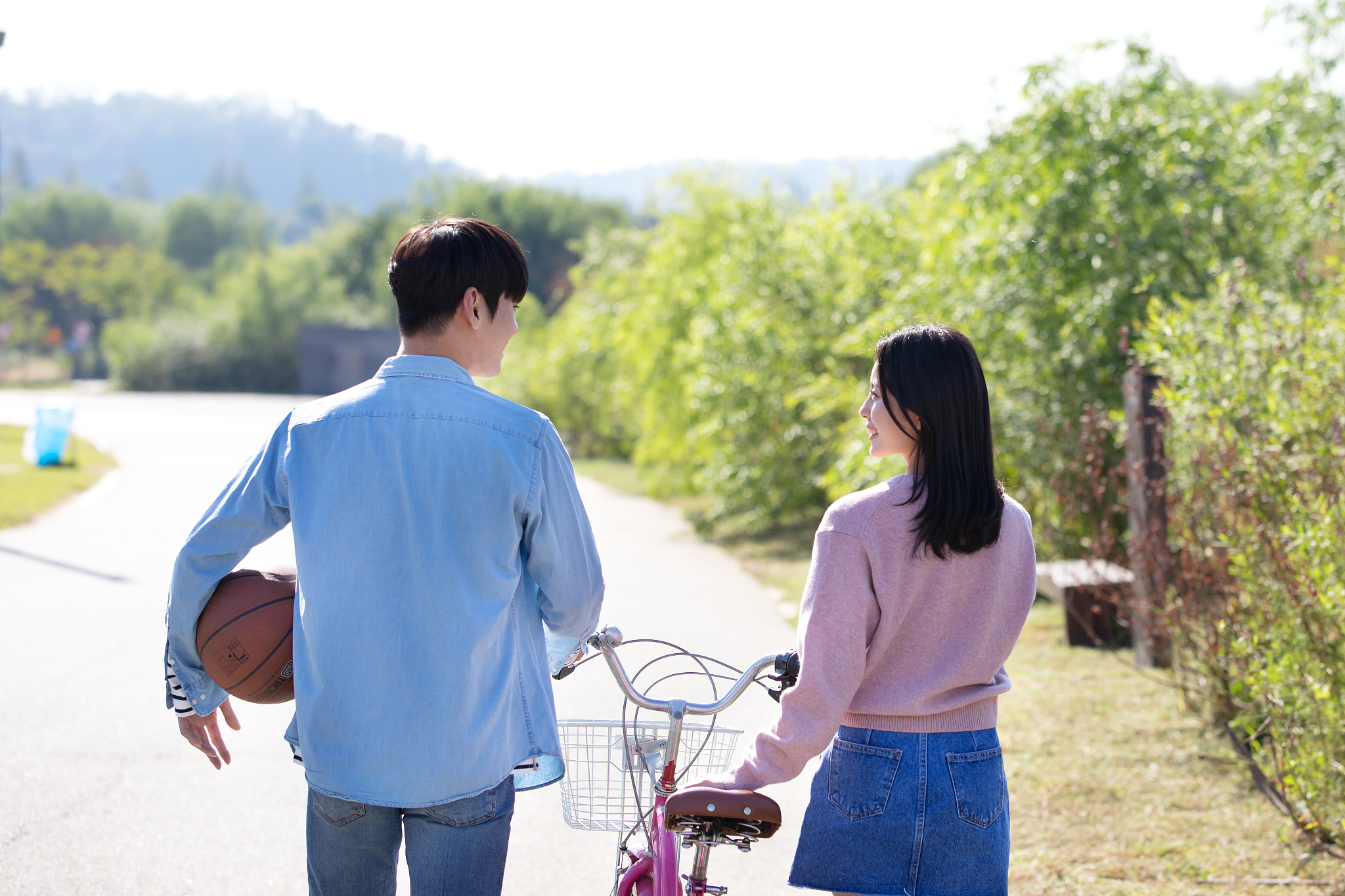 以为什么我们后来产生的感情都代替不了初恋或者少年时产生的爱？为题写一篇1200字文章重新编写标题