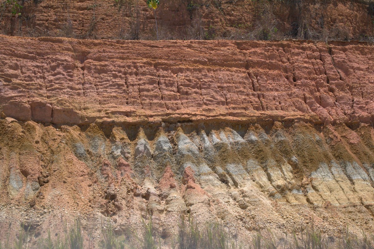 如何通过照片判断岩体风化情况？专业地质人员的实操指南