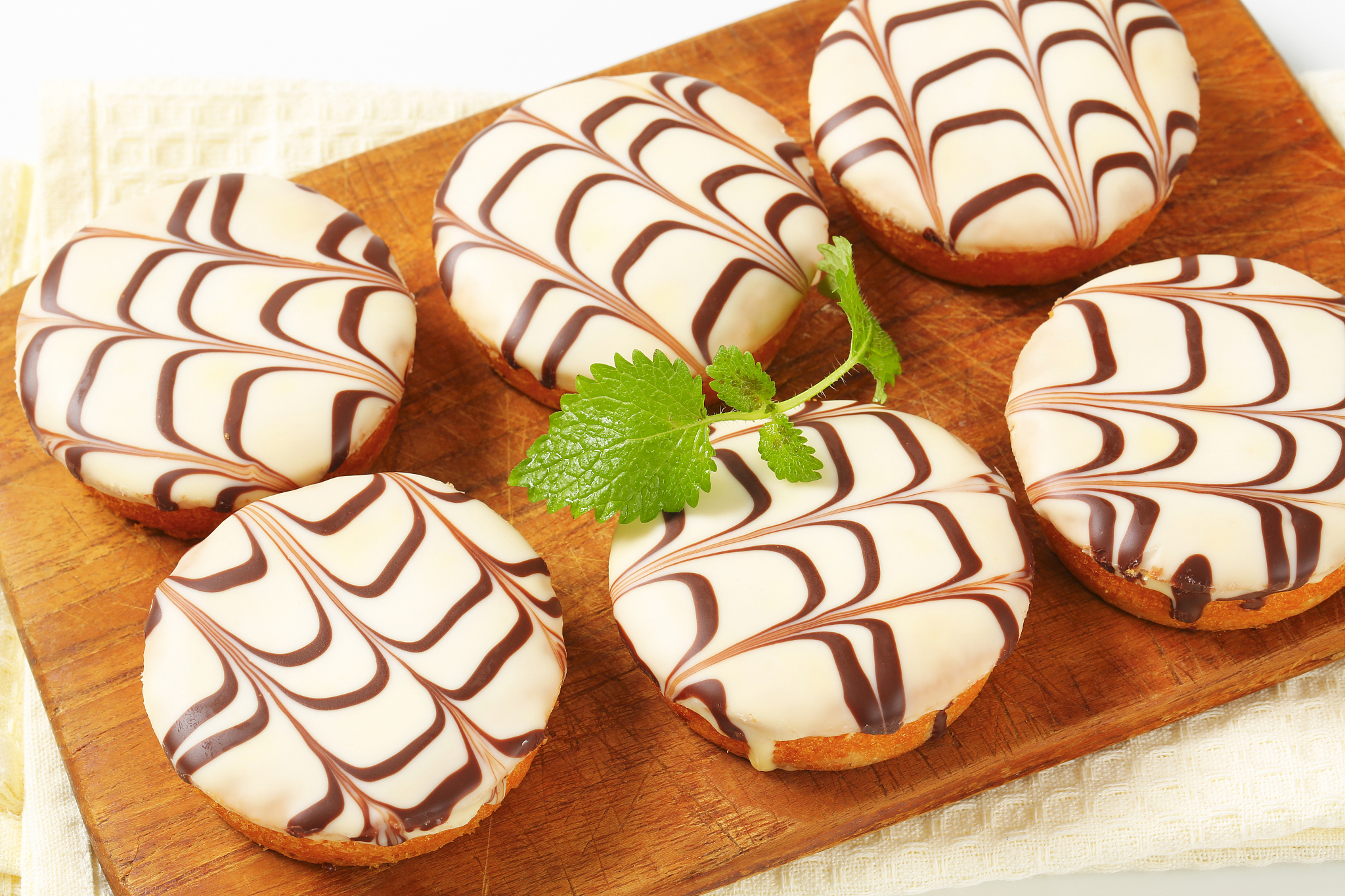 chocolate-glazed mini cakes