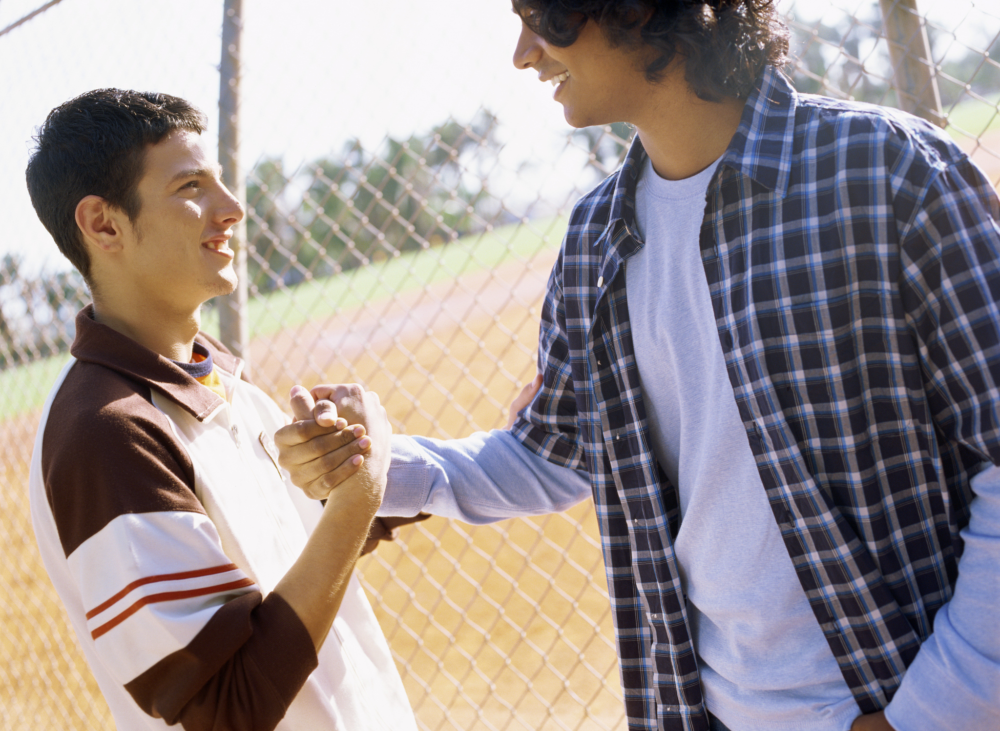 我和喜欢的男生在同一所学校平常不怎么见面我该如何靠近他或者让他知道我关心他呢