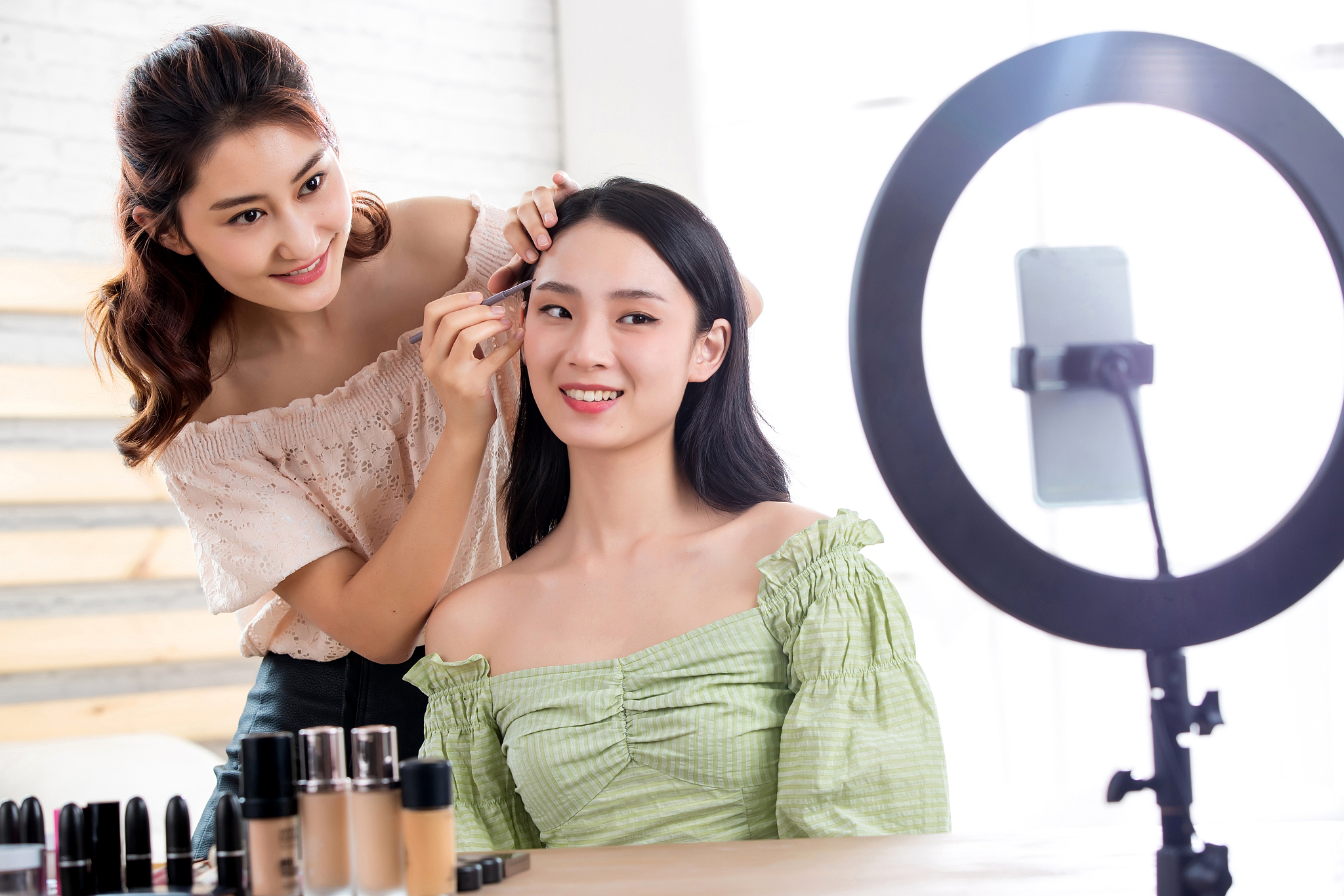 你是一位34岁相亲后三个月闪婚39岁生双胞胎的职业女性丈夫大你三岁相亲后快速通过微信聊天互相了解并见面约会后很快确认恋爱关系并结婚通过聊天和相处判断对方的人品性格婚前只是想找个条件差不多合适的人结婚婚后才有恋爱的感觉。丈夫是个很没有安全感的人需要被肯定婚后生活中不断的夸奖和肯定丈夫丈夫很受用。被丈夫宠成公主不用洗碗洗衣丈夫煮早餐两人生活很甜蜜39岁高龄顺利生下双胞胎怀双胎的时候没有孕吐没有水肿小孩