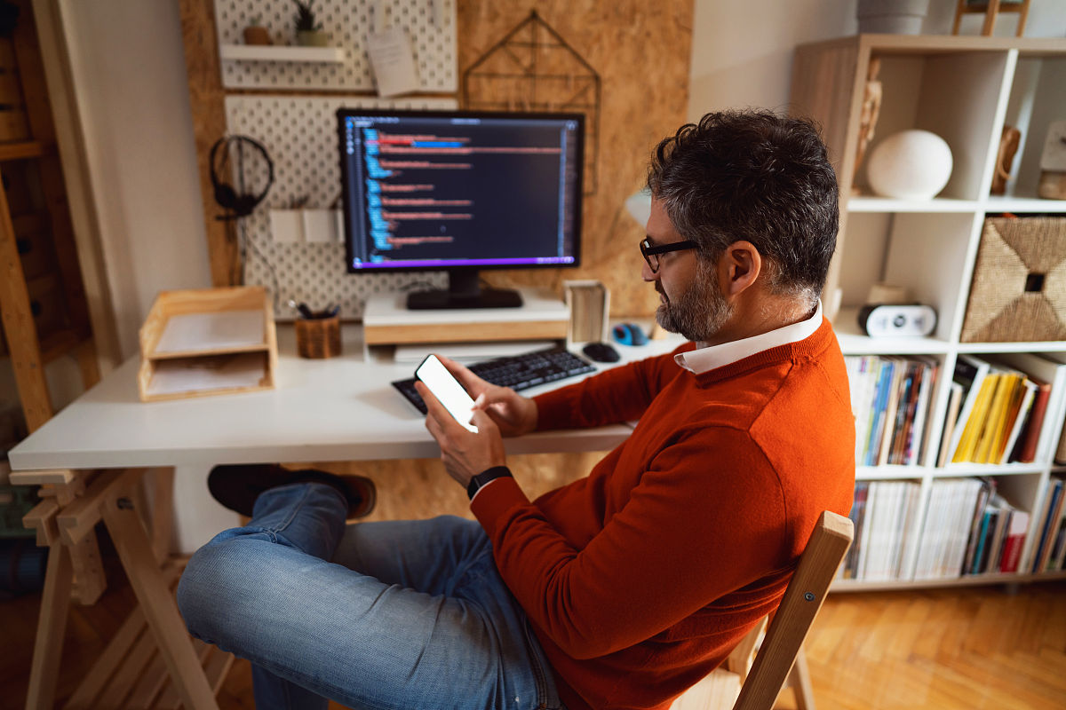 写一个老程序员入职感受的标题