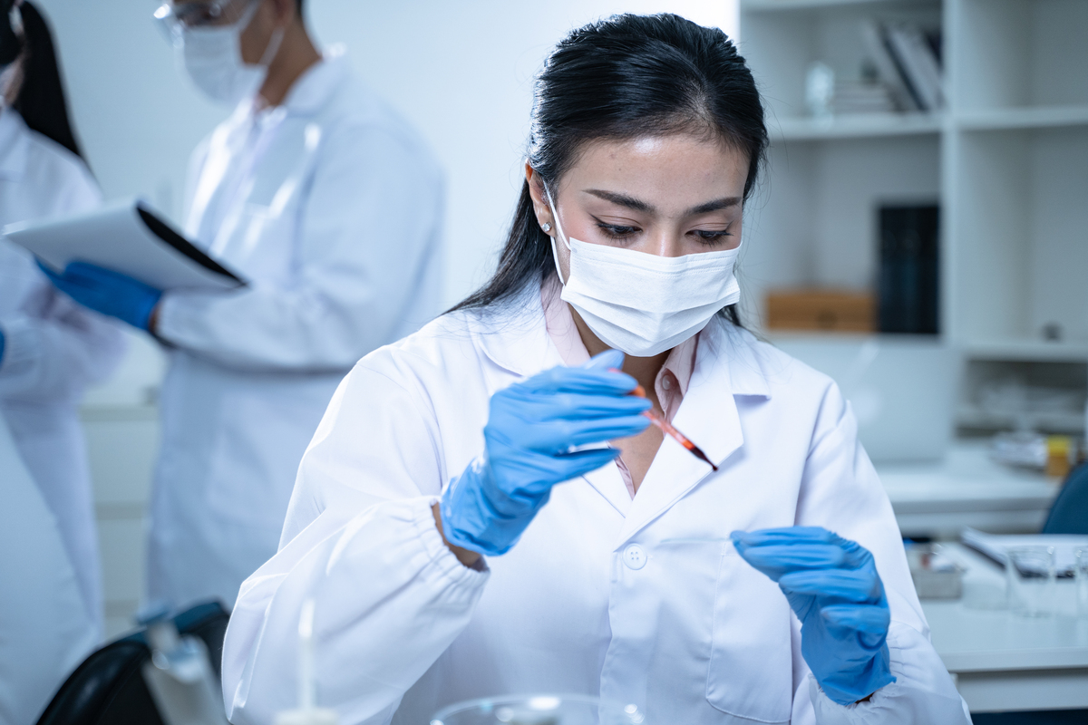 请描写一下一个女实验员的外貌