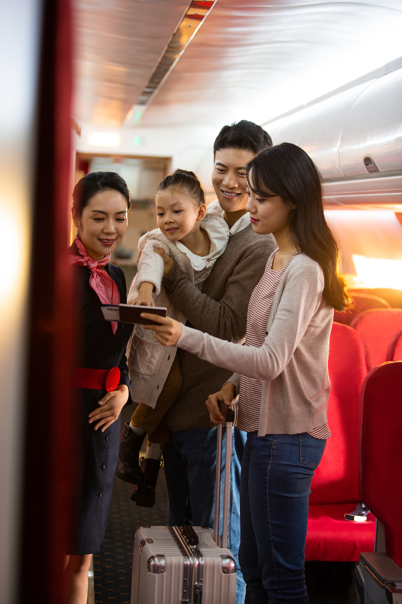 大肚子空姐现身客舱 致敬天下母亲