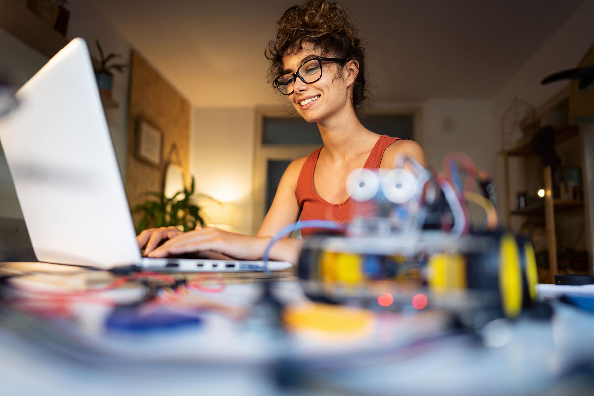 帮我写一个代码用于Arduino IDE210 我需要让小机器人左轮速度为12右轮速度为13以一分钟为单位向前移动随后停止一分钟如何让小机器人以相同速度再以一分钟为单位向后移动