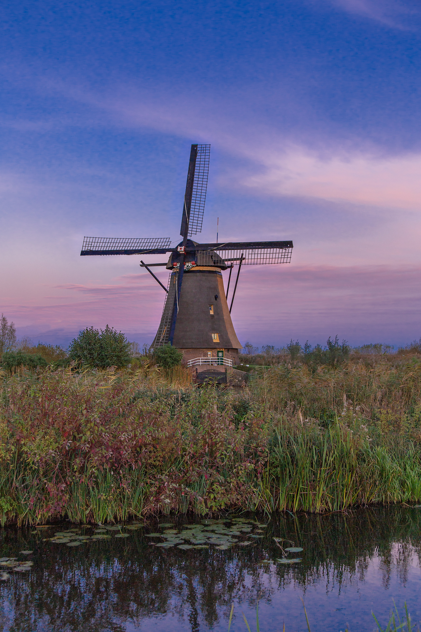 the sunset view of traditional dutch windmill in kinderdijk, net