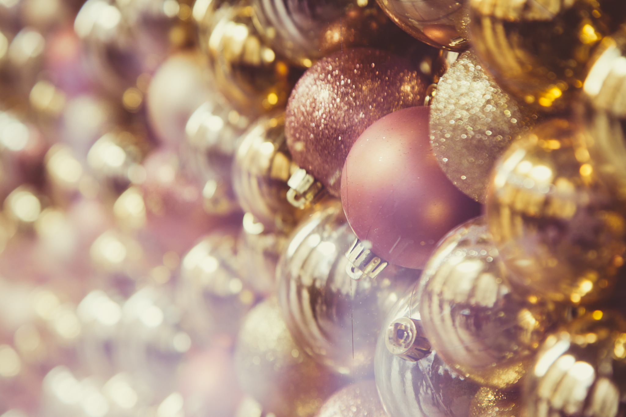 哥特式服装橱窗照明设计方案：突出玫瑰窗，营造神秘氛围