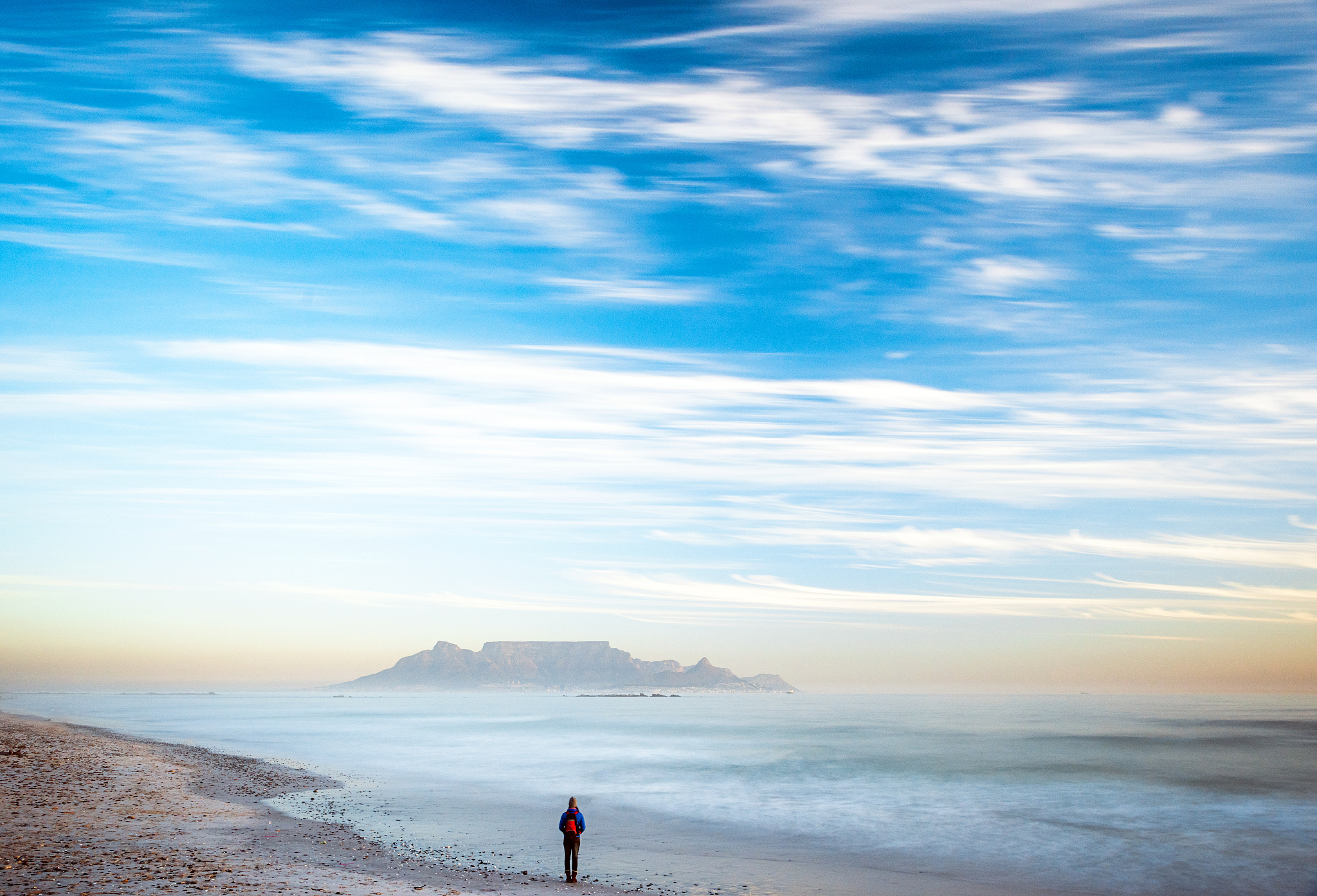 扮演一名旅游博主写篇800字请保持那一份热爱奔赴下一场山海的短视频治愈文案