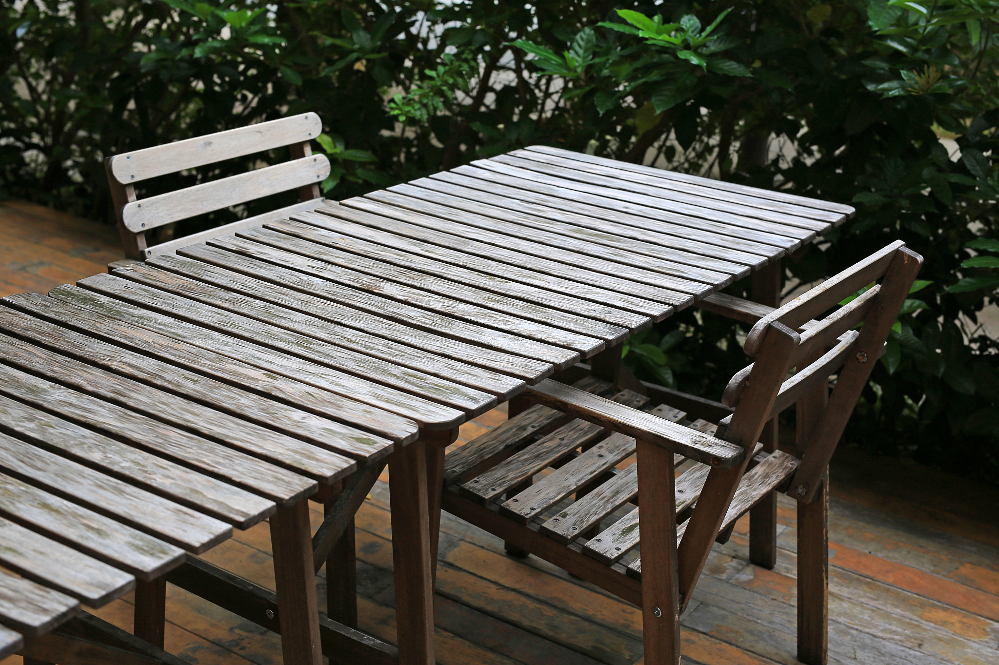 家里配套可自由伸缩的户外桌子家里朋友多的它既是小助手又是庭院里的颜值担当一米六三拉开可以达到2米一四可自由控制长度随意变化让户外生活更便捷好友聚会更舒适放松选用的是陶瓷木纹色的面板防水耐用耐刮抗躁易打理它高级灰很耐看兼顾美观和使用价值并存入手它太实用啦的宣传文案