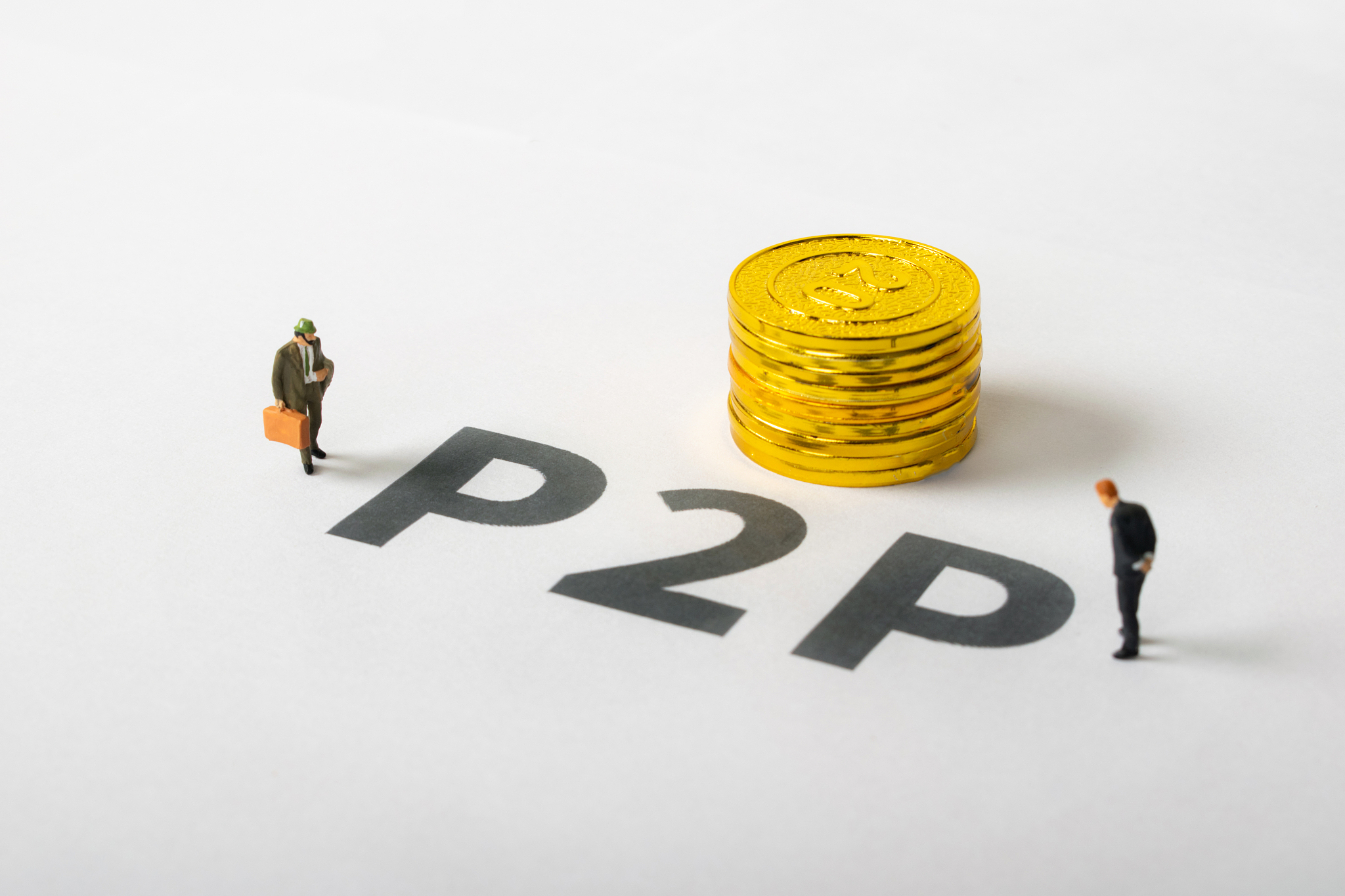 商务人士站在互联网金融p2p商业模式前思考投资
