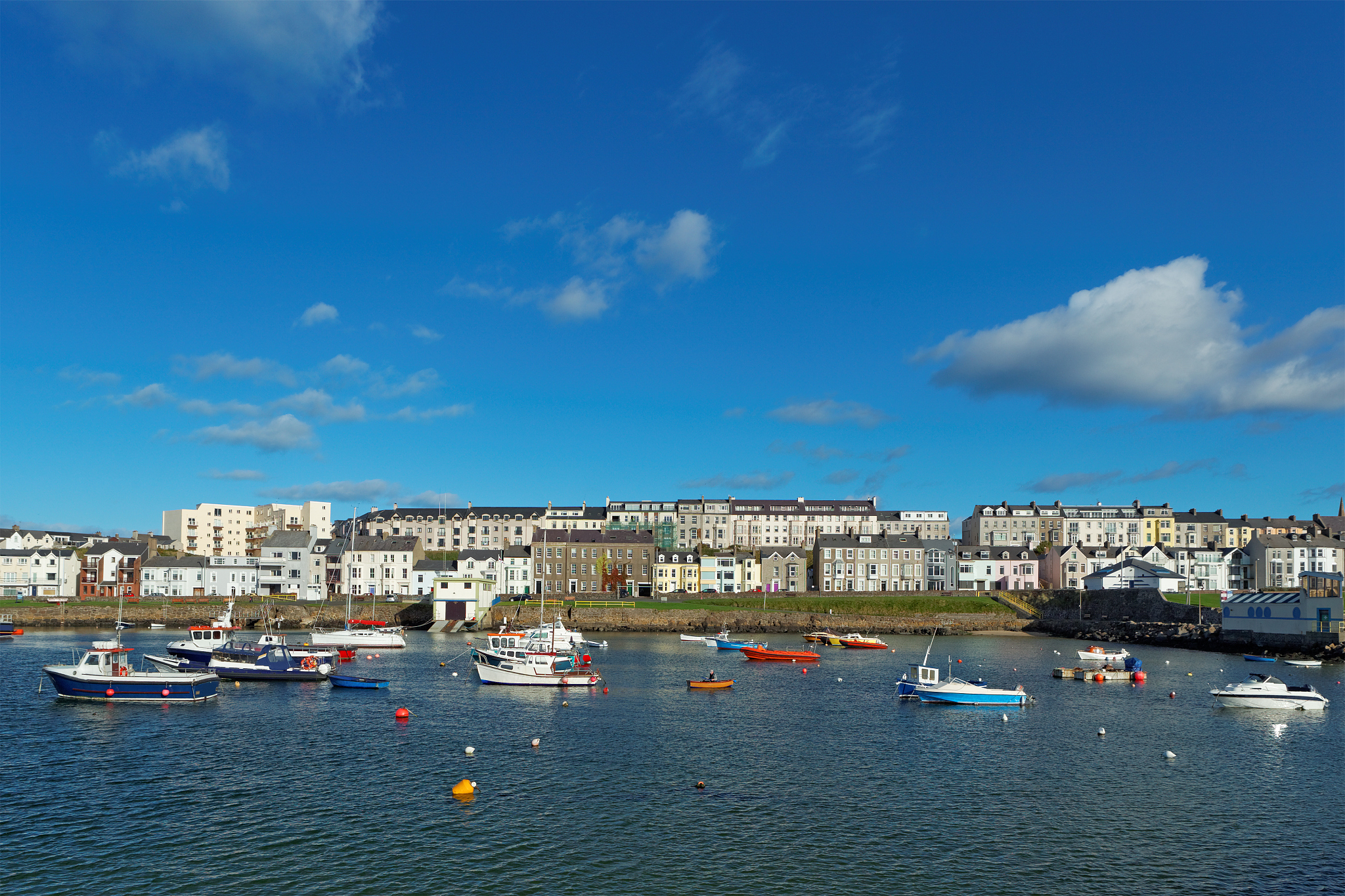 从历史、文化、饮食、经济、留学、工作、生活成本等方面详细介绍拉脱维亚不少于1500字