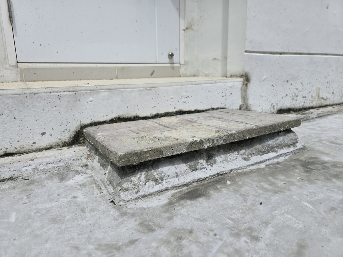 扩写n铰缝病害初期主要表现为企口缝内混凝土开裂桥面铺装层上沿铰缝方向产生纵向裂缝见图112a后期随着车辆的持续通行铰缝部位混凝土磨碎、脱落造成企口缝内混凝土丧失强度甚至脱空。另外铰缝位置桥面板开裂引起水侵害雨水通过铰缝渗入空心板底板留下明显的渗水痕迹见图112b。渗水作用还会引起板梁钢筋锈蚀进而削弱板梁的强度和降低结构耐久性。