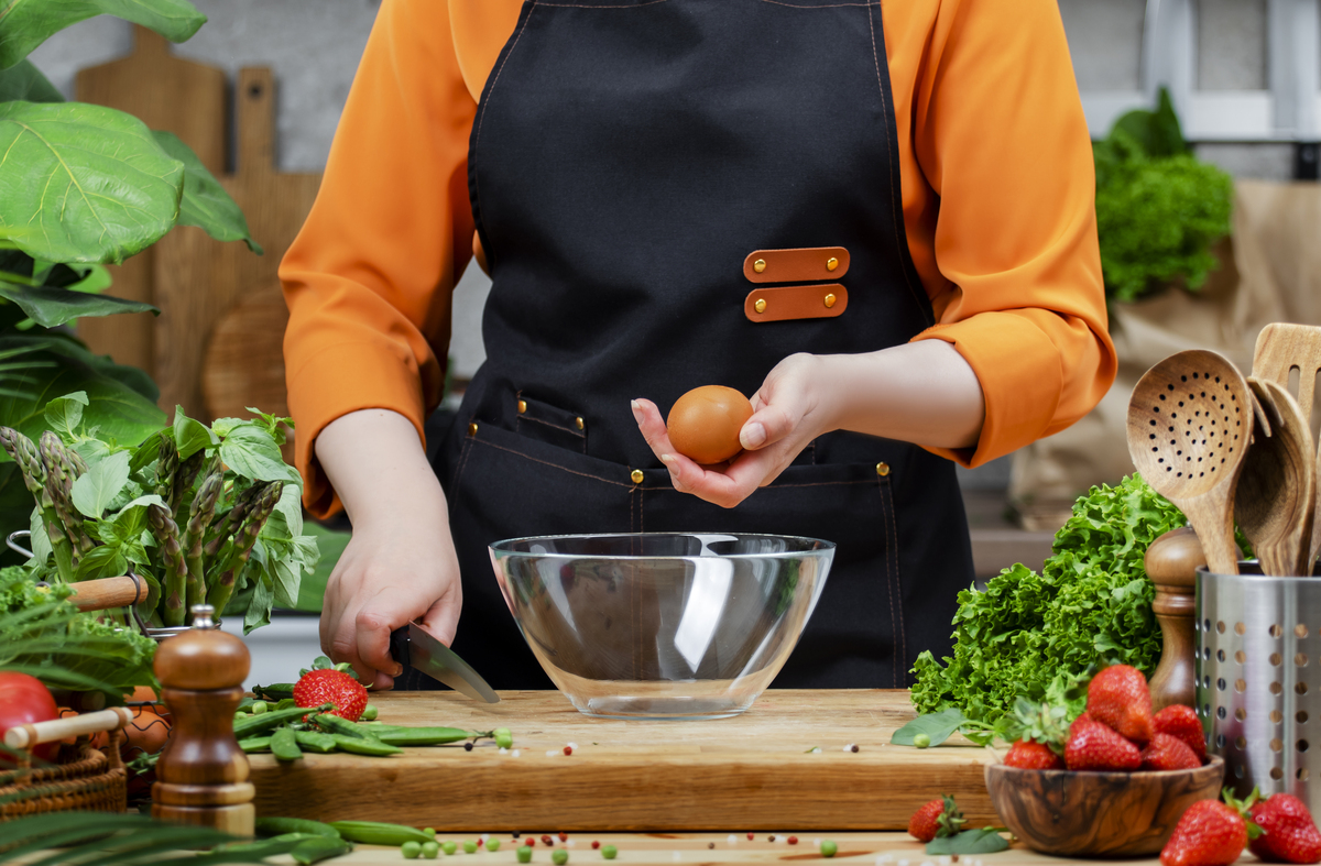 中国女性在厨房烹饪美食：专注、自信、充满活力