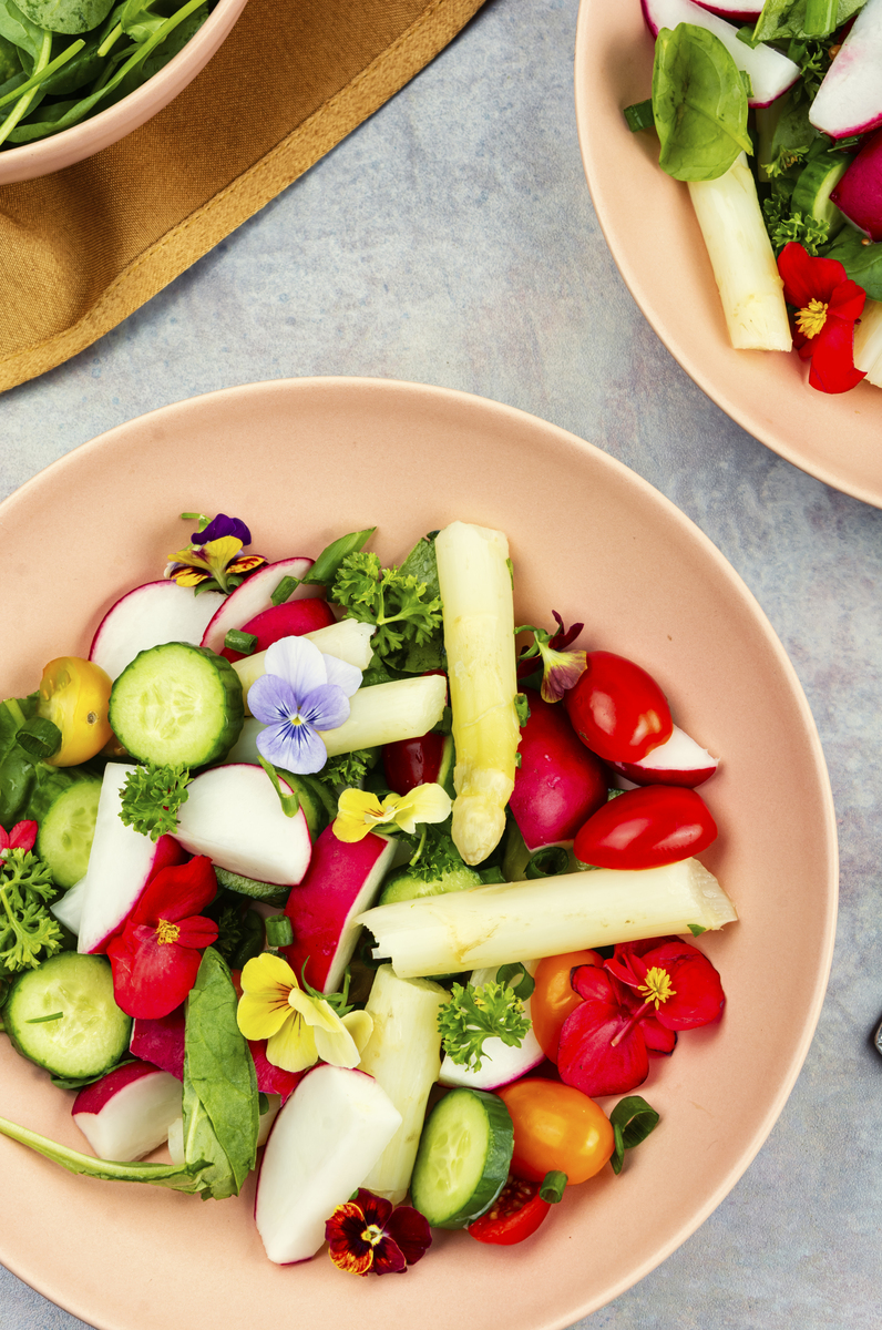 请根据下面的文案写一份相似的模板 描述更有代入感和诱惑力文字数量大致相同：夏天到了为了穿上心仪的小裙子媳妇把晚饭都换成了这种蔬菜沙拉先把你喜欢吃的蔬菜拍碎切断全部放入盆里再放点虾仁和鸡蛋补充一下蛋白质重点来了好吃的关键就是被煎芝麻沙拉酱就是西餐厅蔬菜沙拉的味道拌一拌就可以吃了味道很浓郁一周吃八回都不腻