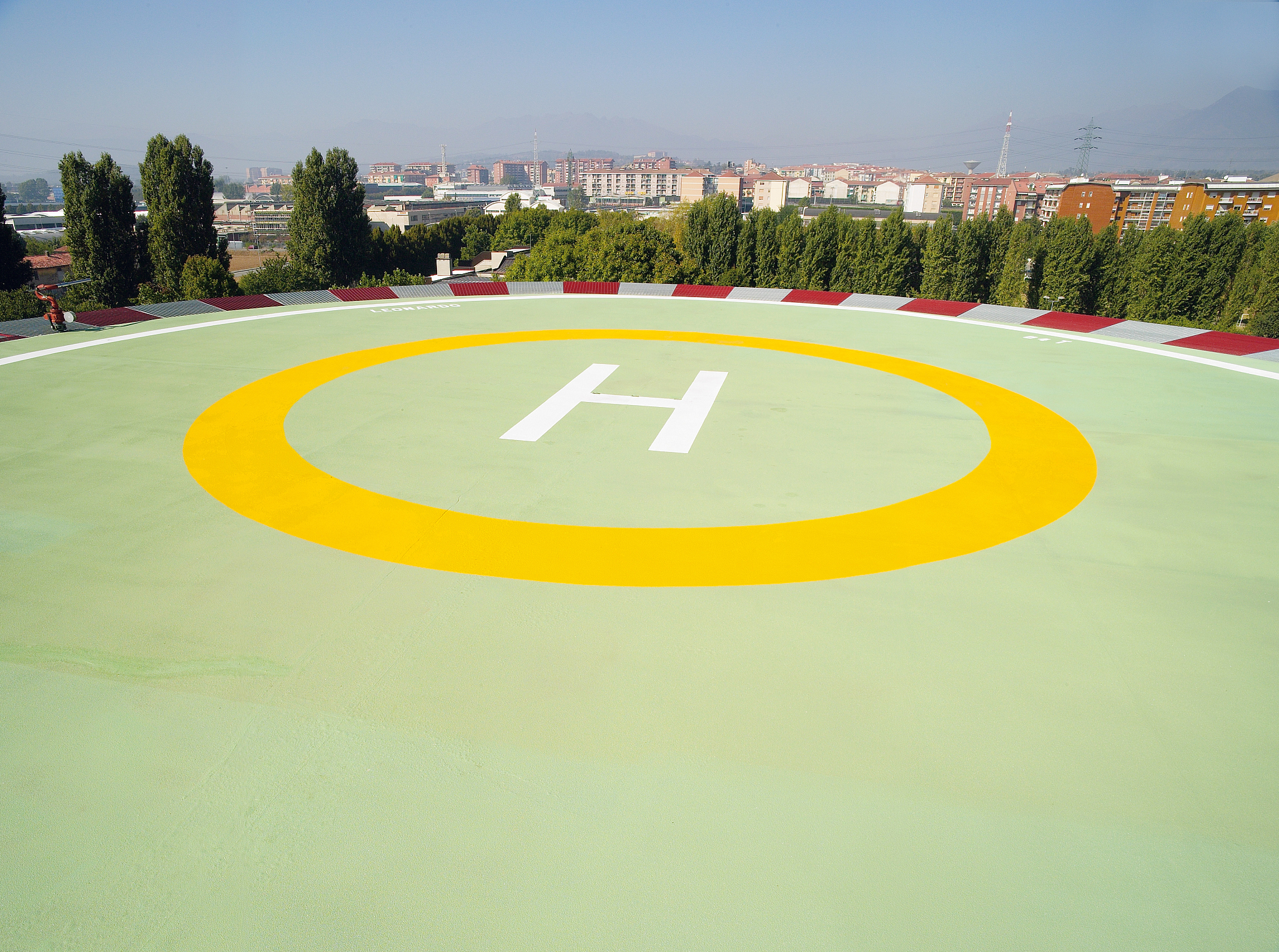 烟台城市服务技师学院是公办的吗