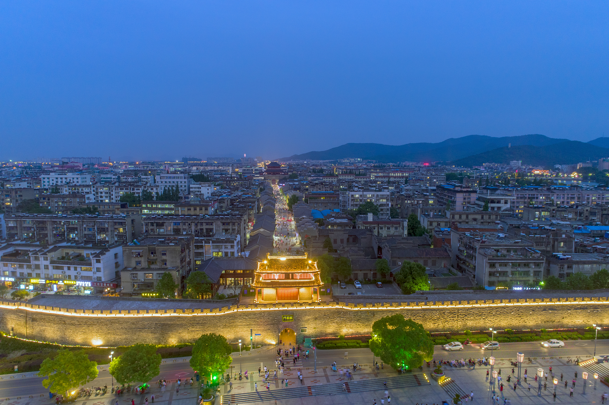 航拍襄阳古城临汉门夜景风光