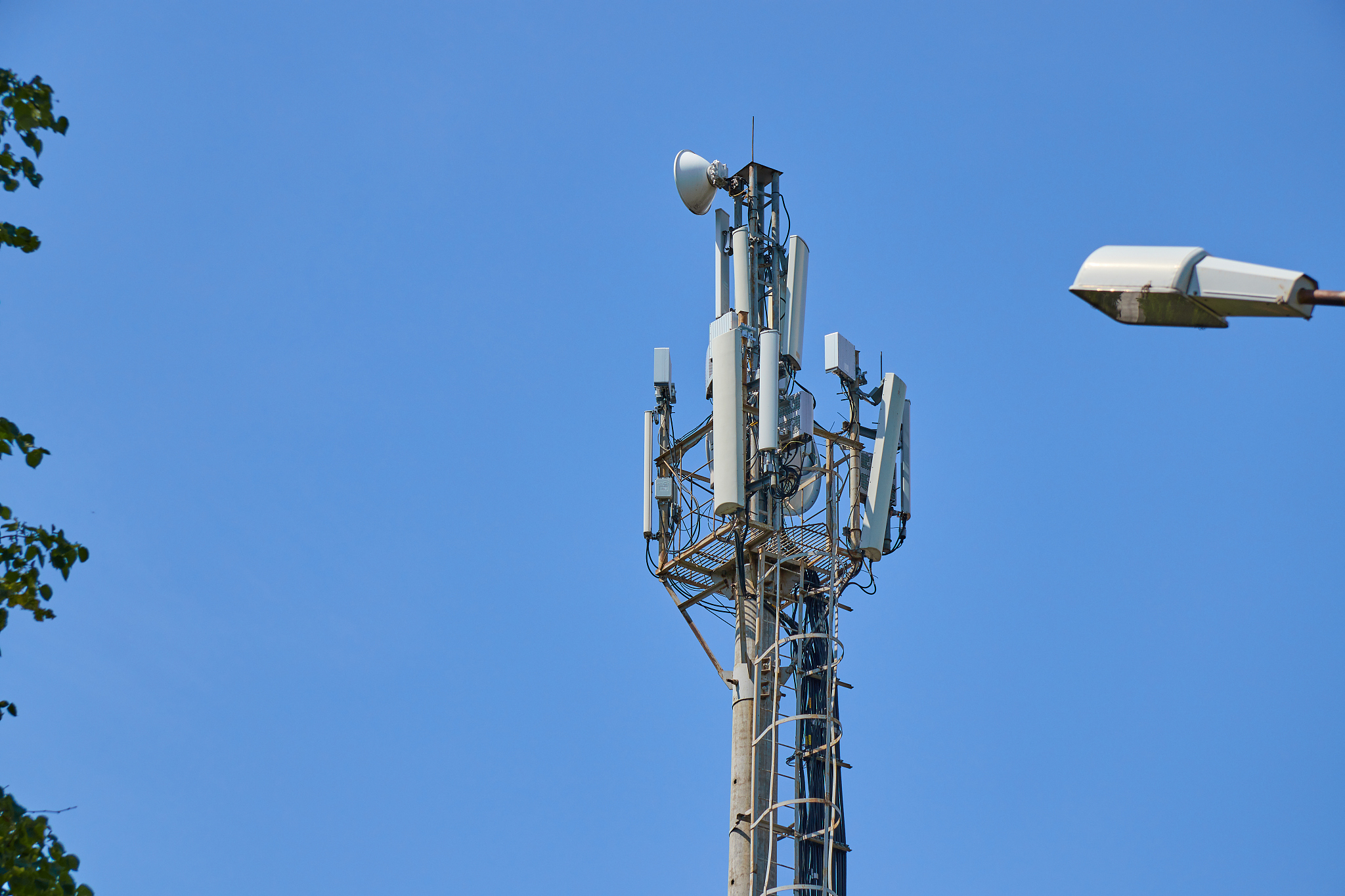 通信系统硬件损伤：类型、影响及应对策略