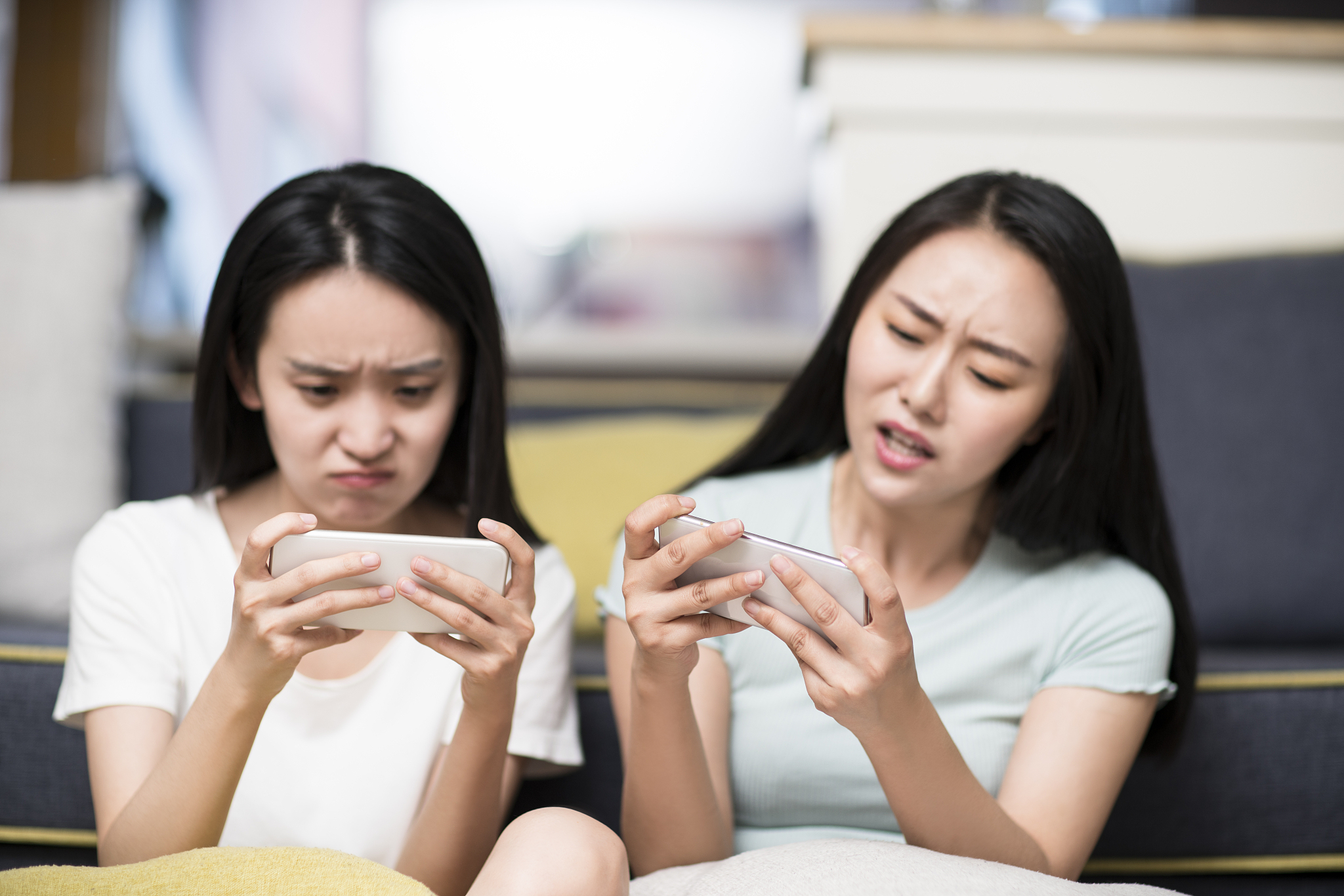 老婆老是看手机玩手机如何有效的劝她